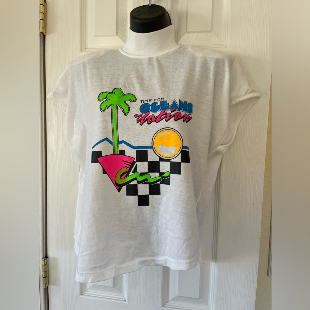 3/$30 ❤️Vintage 80s- “Time for oceans of lotion” graphic Tee- Medium
